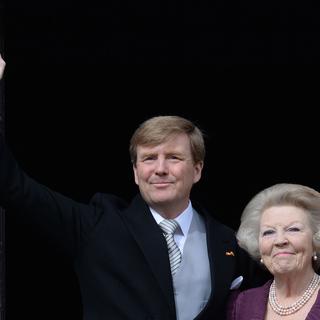 Le nouveau roi et sa mère au balcon du Palace royal d'Amsterdam ce mardi. [Patrick Stollarz]