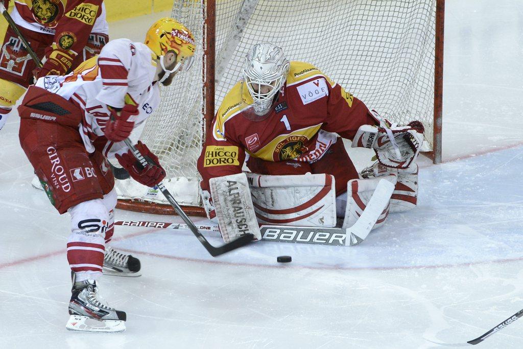 Langnau-Goalie Remo Giovannini, rechts, im Kampf um den Puck mit Lausannes Alexei Dostoinov, links, beim dritten NLA/NLB Auf-/Abstiegsplayoffspiel zwischen den SCL Tigers und dem Lausanne HC am Dienstag, 9. April 2013, in der Ilfishalle in Langnau. (KEYSTONE/Marcel Bieri) [Marcel Bieri]