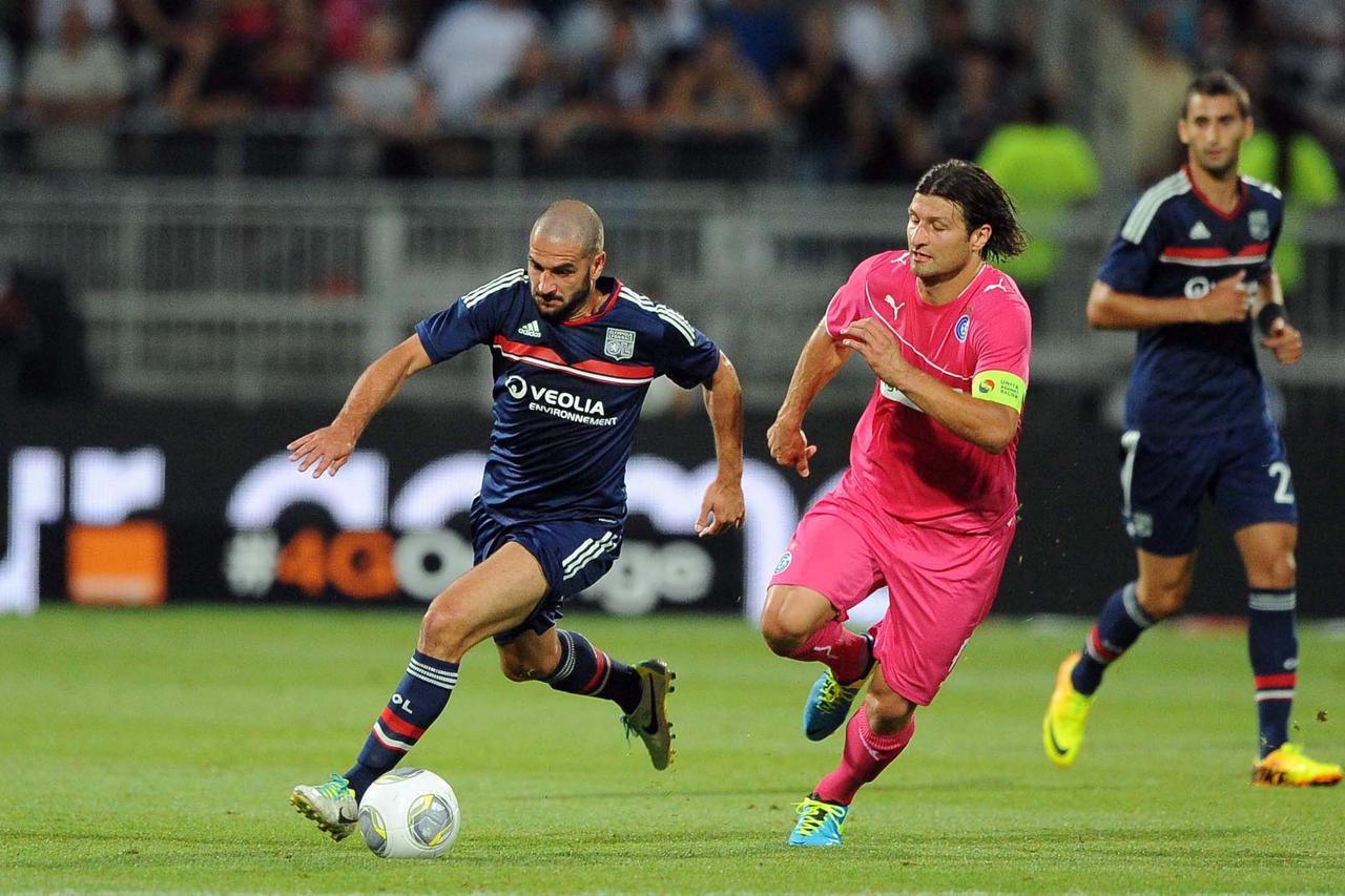 Infatigable travailleur, Veroljub Salatic (en rose) "chasse" Lisandro Lopez. [EQ Images - Jean-Paul Thomas]