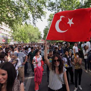 Plusieurs milliers de personnes ont à nouveau manifesté dimanche à Ankara. [AP/Keystone - Burhan Ozbilici]
