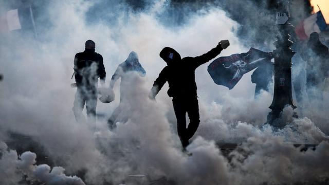 Plusieurs centaines de fauteurs de troubles ont provoqué dans la soirée de violents affrontements à Paris. [ETIENNE LAURENT]