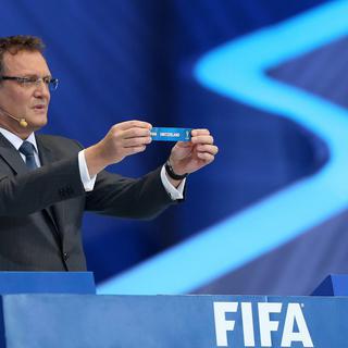 Le secrétaire général de la FIFA Jérôme Valcke présente le billet suisse. [EPA/Keystone - Marcelo Sayao]