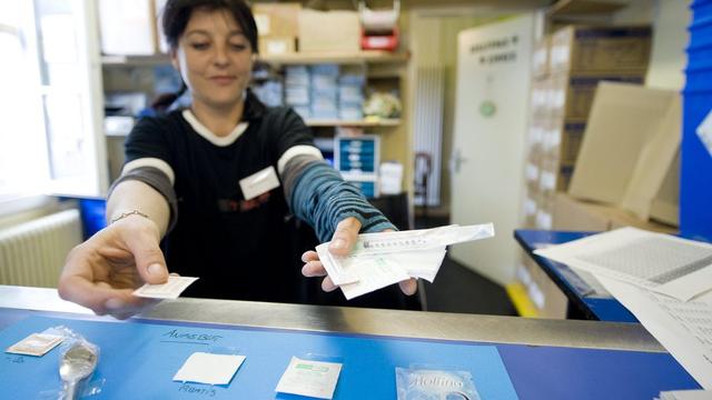 Une collaboratrice pendant son service au local d'injection bernois Fixerstübli. [Marcel Bieri]