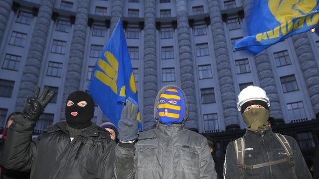 Les jeunes sont déçus par la décision des autorités ukrainiennes de ne pas signer un accord avec l'UE. [AP Photo/Sergei Grits]