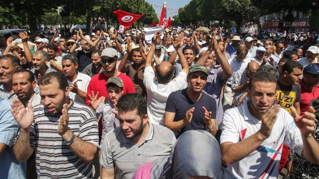 Les Tunisiens sont descendus en masse dans les rues de la capitale. [AP Photo/Amine Landoulsi]