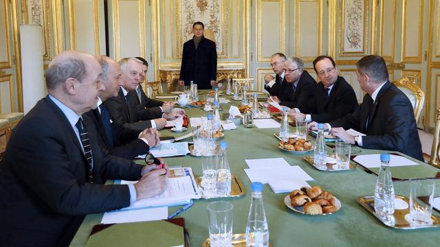 François Hollande a réuni un cabinet ministériel restreint lundi à Paris. [Kenzo Tribouillard]
