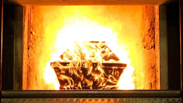 Un cercueil brûle dans un crématorium.
