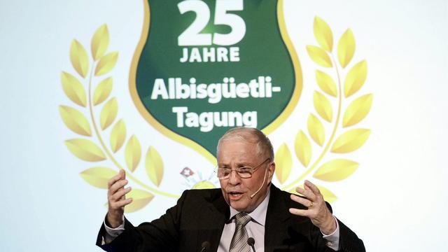 L'ex-conseiller fédéral Christoph Blocher a dénoncé vendredi les autorités suisses lors de son discours à la traditionnelle rencontre de l'Albisgüetli à Zurich. [Walter Bieri]