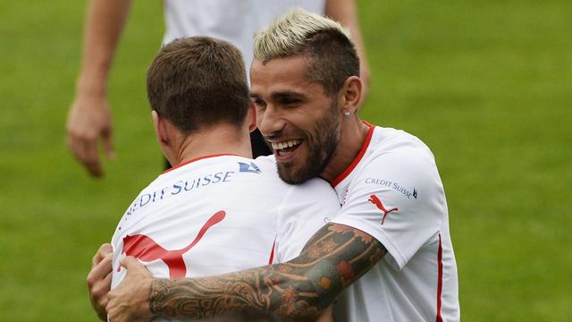 Valon Behrami tout sourire prend Von Bergen dans ses bras. [Steffen Schmidt]