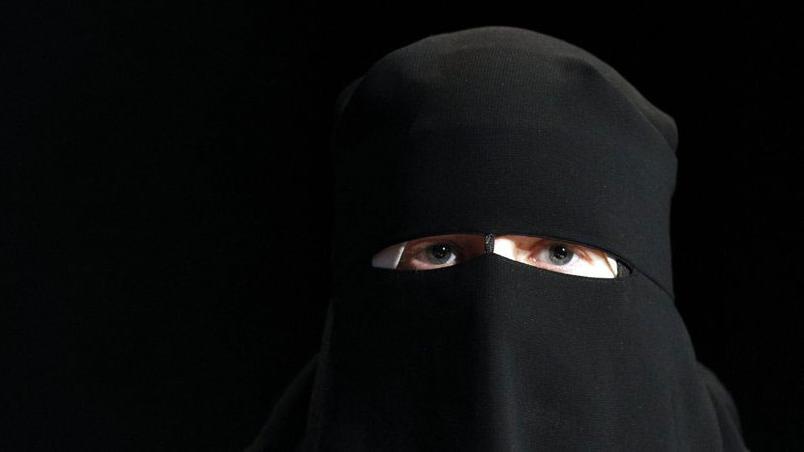 Les deux tiers des Suisses souhaitent une interdiction de la burqa dans les lieux publics. [Keystone - Alessandro Della Bella]