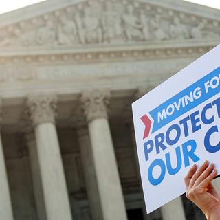 Votée en 2010 et validée par la Cour suprême en 2012, la loi sur la santé surnommée "Obamacare" vise à fournir une couverture maladie obligatoire à des dizaines de millions d'Américains actuellement non assurés dès le 1er janvier 2014.