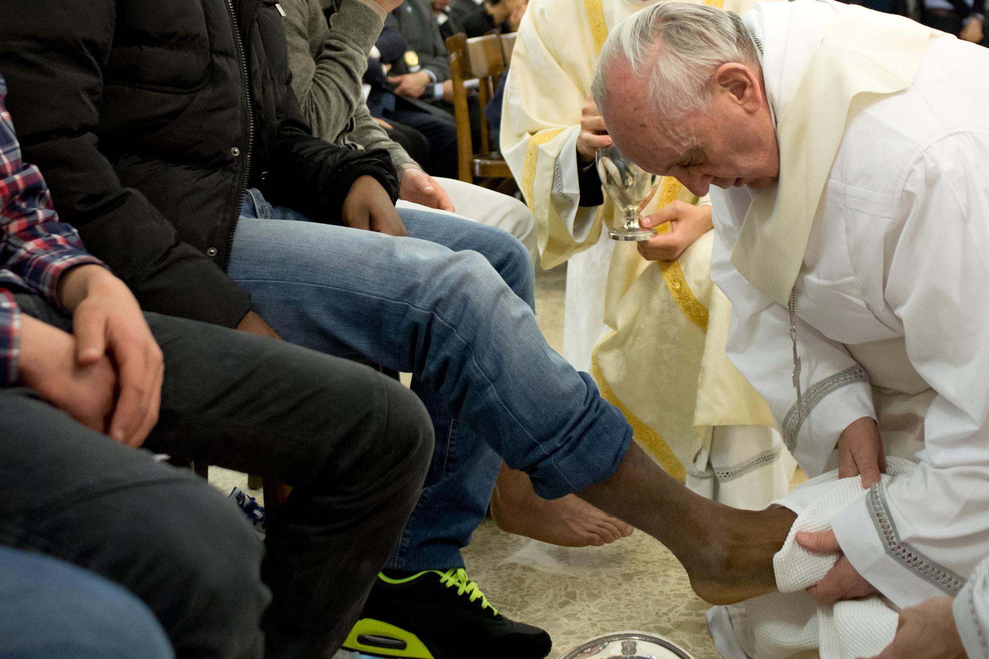 Devant les jeunes rassemblés dans la chapelle de la prison, le pape François a procédé au lavement des pieds de 10 jeunes hommes et de 2 jeunes filles. [AFP - OSSERVATORE ROMANO]