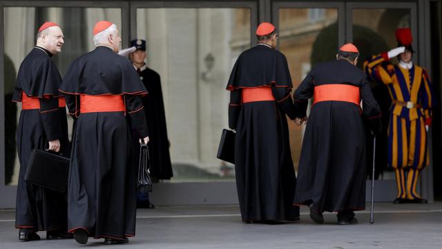 Les cardinaux doivent décider de la date du conclave lors duquel ils choisiront le nouveau pape. [AP Photo/Alessandra Tarantino]