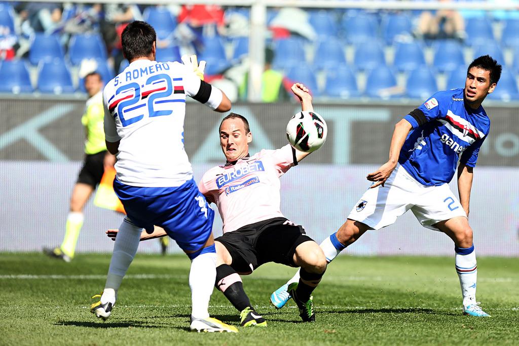 Steve von Bergen (au centre) a marqué lors du succès de Palerme face à la Sampdoria, le 7 avril dernier. [KEYSTONE - Carlo Baroncini]