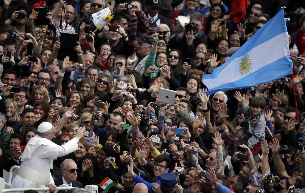 Le pape traverse la foule à bord de sa papamobile découverte, lors des célébrations de Pâques. [KEYSTONE - AP Photo/Gregorio Borgia]