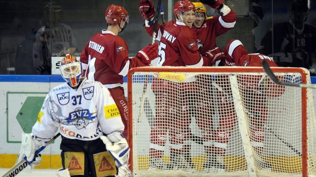 Les Lausannois se congratulent après leur troisième but. [KEYSTONE - LAURENT GILLIERON]