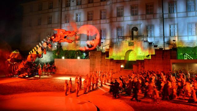 Le dragon du spectacle "Révolte aux jardins" en pleine action. [Gaël Klein]