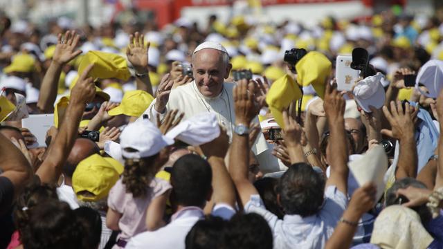 La messe du pape a été suivie par plus de 10'000 personnes sur le petit stade de l'île de Lampedusa.