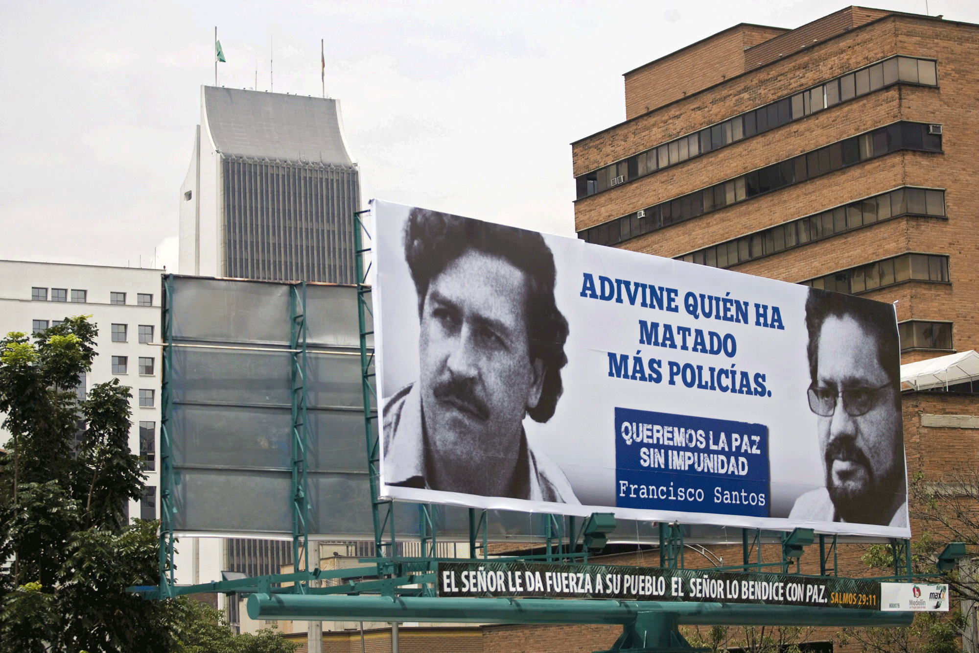 L'affiche montrant les visages de Pablo Escobar et Ivan Marquez. [Fredy Amariles]
