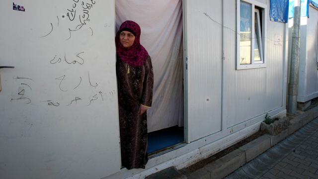 Une réfugiée syrienne à la porte de sa "maison", Camp de Kilis, Turquie, 27 novembre 2012. [Adem Altan]