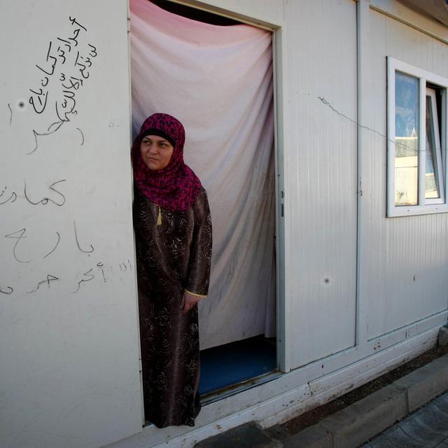 Une réfugiée syrienne à la porte de sa "maison", Camp de Kilis, Turquie, 27 novembre 2012. [Adem Altan]