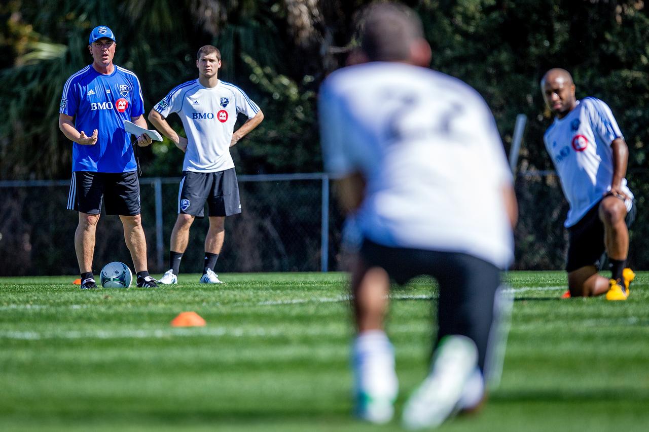 Schällibaum (au fond, à gauche, en bleu) dirige l'entraînement. [Impact de Montréal]