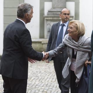 La ministre italienne des Affaires étrangères Emma Bonino accueillie par Didier Burkhalter à son arrivée à Berne mercredi. [Lukas Lehmann]