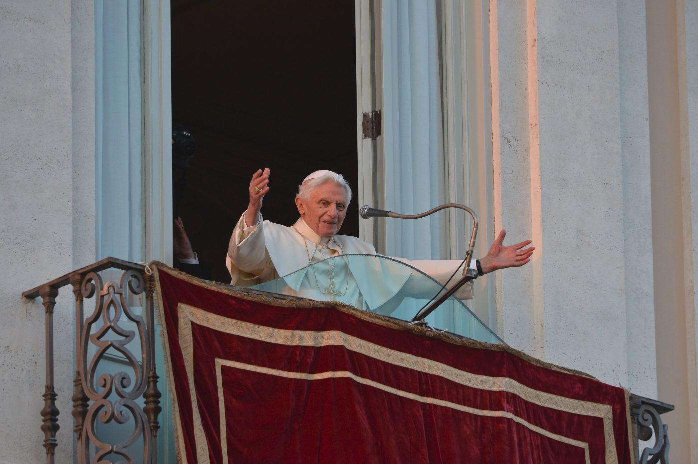 Benoît XVI est apparu jeudi soir sur le balcon de la résidence d'été des papes à Castel Gandolfo pour son dernier salut en tant que pape, acclamé par des milliers d'habitants et fidèles, massés sur la petite place de ce gros village, situé au sud de Rome. [VINCENZO PINTO]