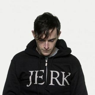 "Jerk" est une reconstitution imaginaire étrange, poétique, drôle et sombre des crimes perpétrés par le serial killer américain Dean Corll. [theatre-arsenic.ch - Mathilde Darel]