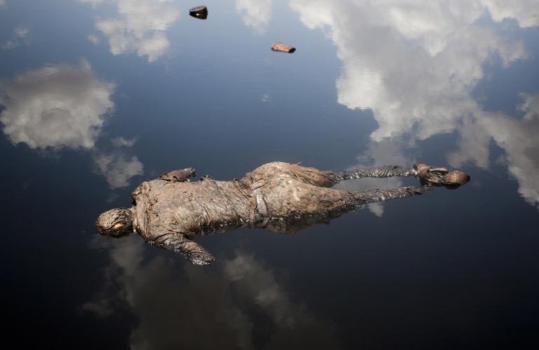 Actualités: le photographe suisse Dominic Nahr a obtenu le troisième prix dans la catégorie "Actualités" pour ce cliché montrant le cadavre d'un soldat soudanais flottant dans une mare de pétrole. [Dominic Nahr]