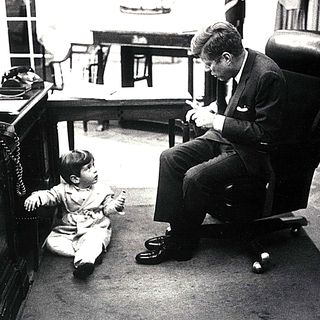 Le président Kennedy avec son fils John-John dans le bureau ovale, 14.10.1963. [HO/AFP]