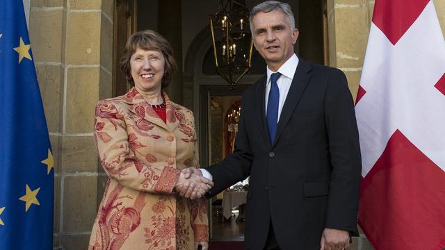 Catherine Ashton et Didier Burkhalter à Neuchâtel le 17.10.2013 [Peter Schneider]