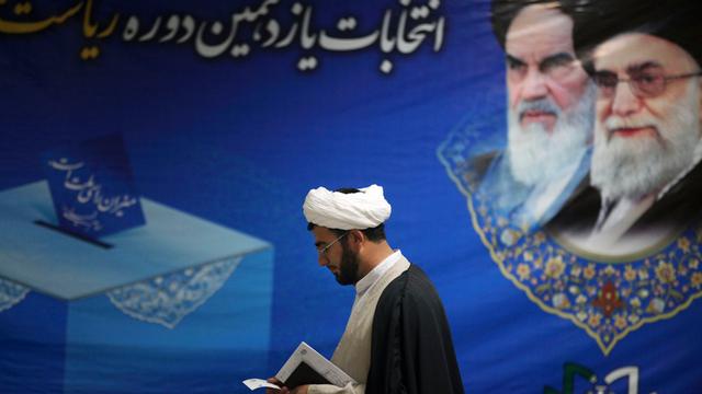 Un membre du clergé iranien enregistre sa candidature aux élection présidentielles du 14 juin 2013.