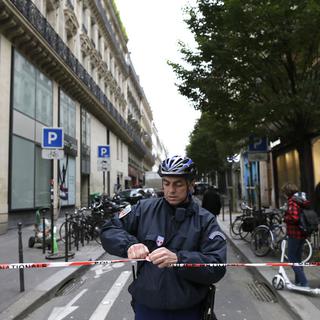La police a mis en place un périmètre de sécurité autour du bâtiment de la rédaction du journal "Libération". [Kenzo Tribouillard]