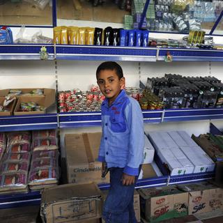 Chaque famille libyenne peut se rendre une fois par mois pour s’approvisionner en produits de base dans els anciens magasins d'Etat. [Philippe Desmazes]