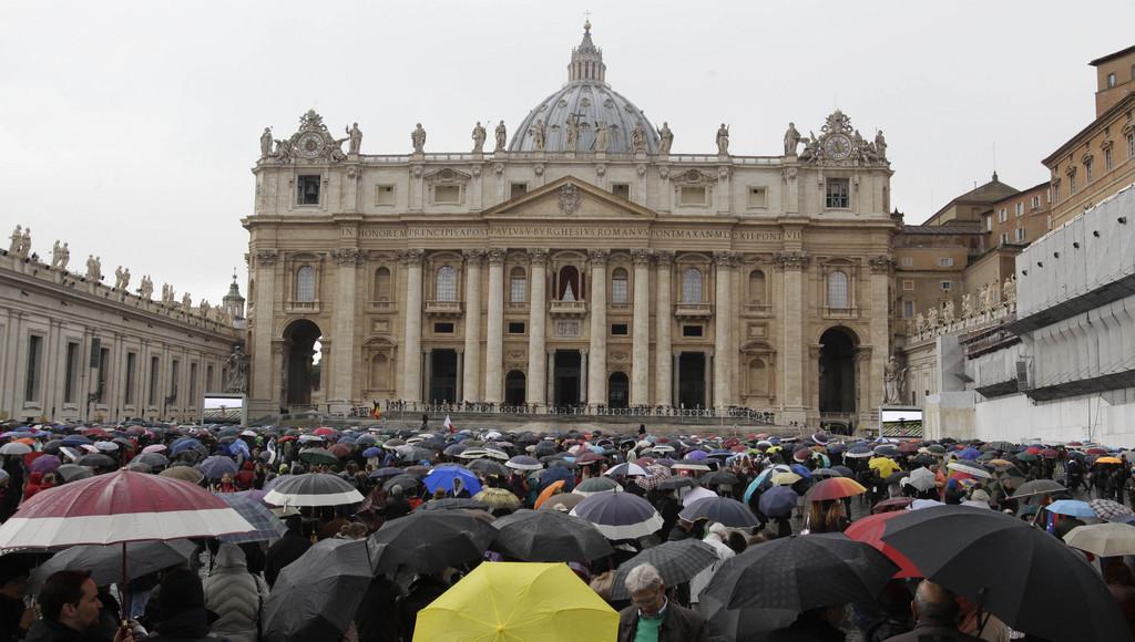 Sous la pluie, une foule de fidèles était massée sur la place Saint-Pierre mercredi matin pour attendre le résultat des scrutins. [Michael Sohn]