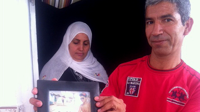 Les parents d'Ayman Bensmida, disparu en mer à l'âge de 17 ans. [Alexandre Habay]