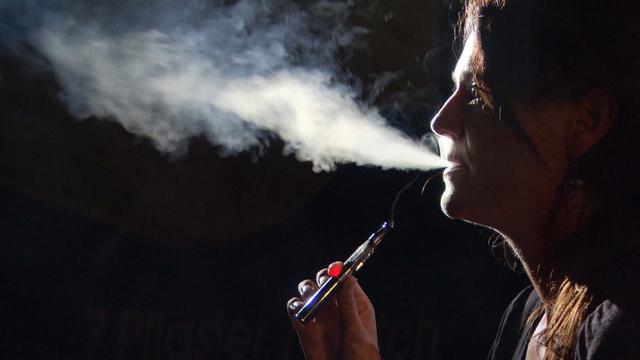 La cigarette électronique peut-elle aider au sevrage des fumeurs? Et quels en sont les risques? Les études manquent encore pour l'heure.