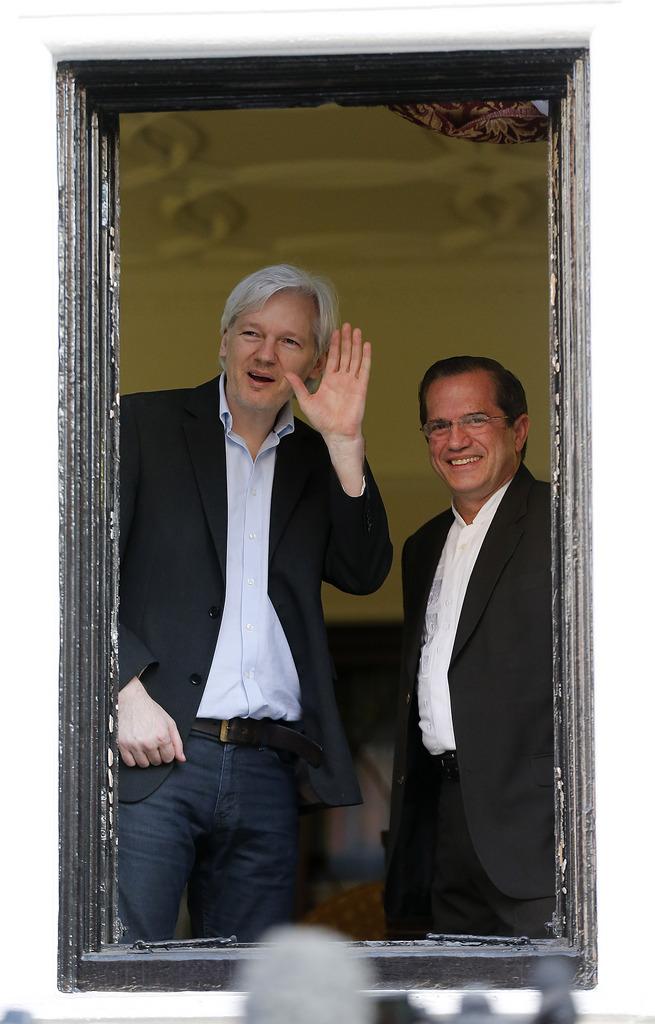 Le ministre équatorien des Affaires étrangères Ricardo Patino en compagnie de Julian Assange, le 16 juin dernier à Londres. [KEYSTONE - AP Photo/Frank Augstein]