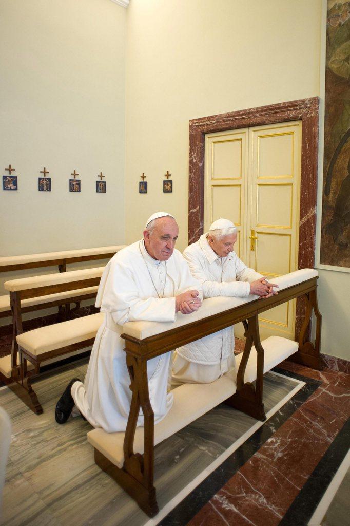 Deux papes priant côte à côte. [Osservatore Romano - OSSERVATORE ROMANO / HANDOUT]