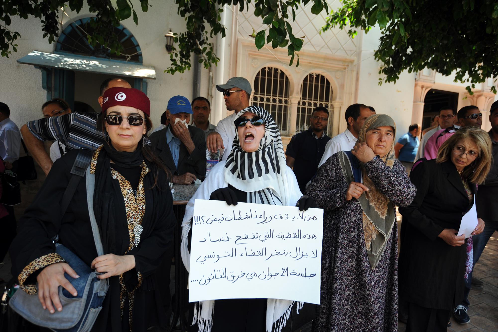 Des opposantes aux trois Femen s'étaient réunies mercredi devant le tribunal tunisien. [AFP - Fethi Belaid]