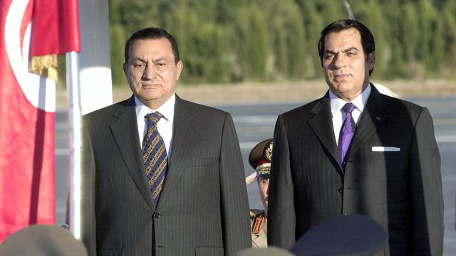 L'ancien président Hosni Moubarak, à gauche, en compagnie de l'ex-président tunisien  Zine el-Abidine Ben Ali. [Fethi Belaid]