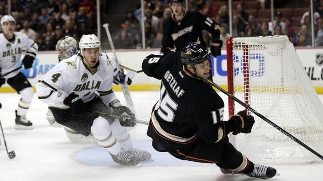 Ryan Getzlaf (droite) a été le grand artisan de la victoire d'Anaheim. [Jae C. Hong]