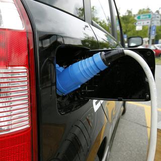 Les bornes de recharge des voitures électriques devraient se multiplier sur les grands axes suisses. [Urs Flüeler]