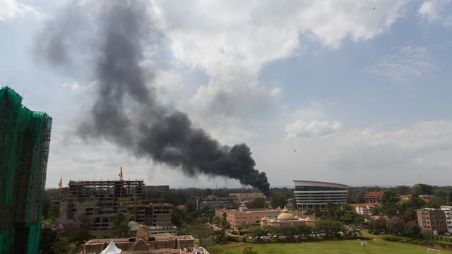 Une épaisse fumée noire plane au dessus du centre commercial Westgate à Nairobi.