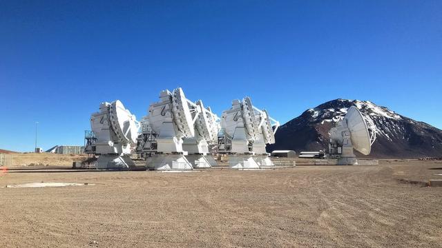 Jeudi 6 novembre: le gigantesque site de télescopes installé dans le désert d'Atacama fête ses 50 ans. [ESO]