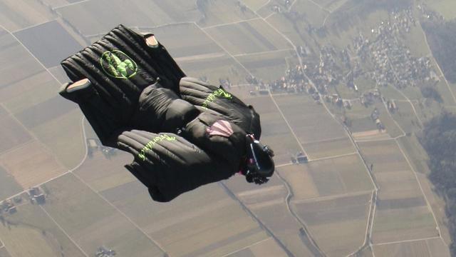 Le "wingsuit" est un sport à très haut risque. [Marcel Kuhn]