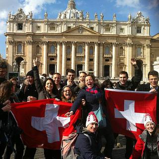 En attendant Benoît XVI dimanche 25 février 2013 pour son dernier angélus, photo de groupe sur la place Saint-Pierre. [Ariane Hasler]