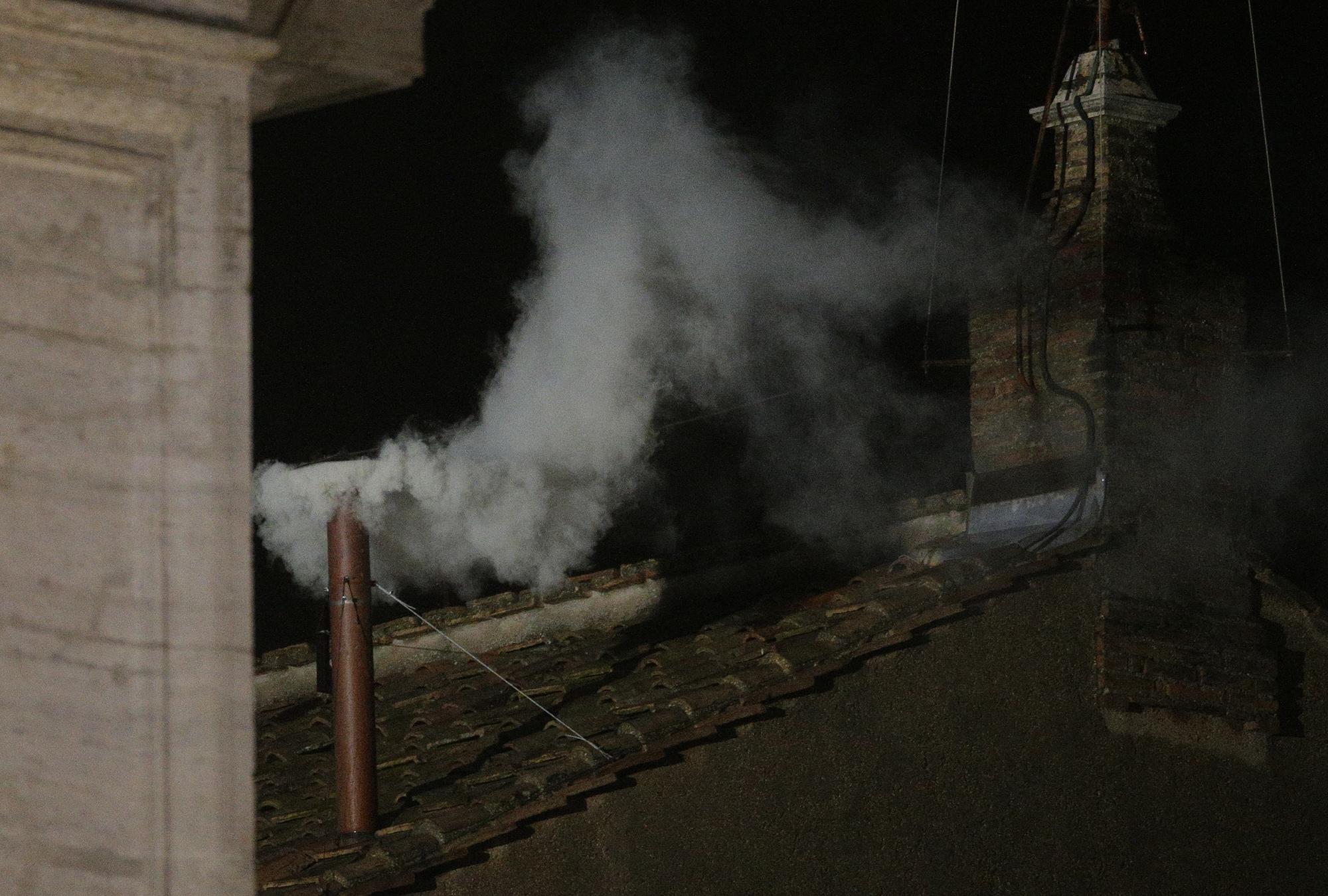 La première image de la fumée blanche, signe de l'élection du pape. [REUTERS - Max Rossi]