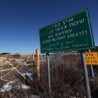 Un porte menant à la frontière entre Israël et le Liban, près de la ville de Rosh Hanikra, dans le nord d'Israël. [ATEF SAFADI]